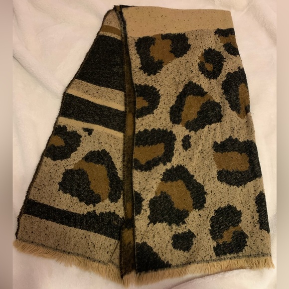 Vera Moda Cheetah Print Scarf - Picture 1 of 3